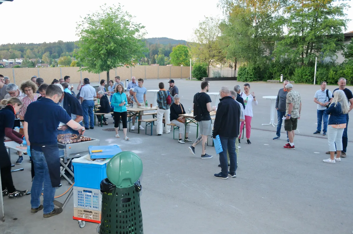 Man sieht die Bevölkerung an der Gemeindeversammlung in Fehraltorf.